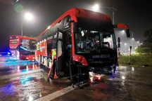 Hơn 20 hành khách hú vía khi xe rơi bánh, đảo nhiều vòng trên đường