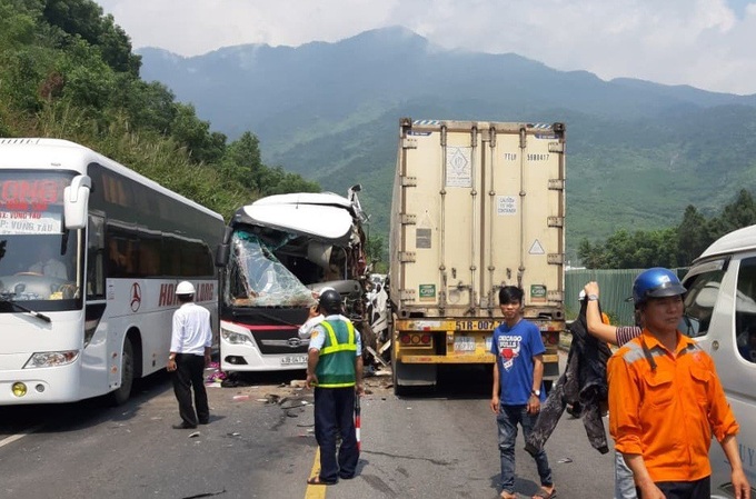 Đà Nẵng: Kinh hoàng xe khách chở đoàn du lịch Hàn Quốc bị container tông trực diện, người bị thương nằm la liệt - Ảnh 1. Đà Nẵng: Kinh hoàng xe khách chở đoàn du lịch Hàn Quốc bị container tông trực diện, người bị thương nằm la liệt - Ảnh 1.