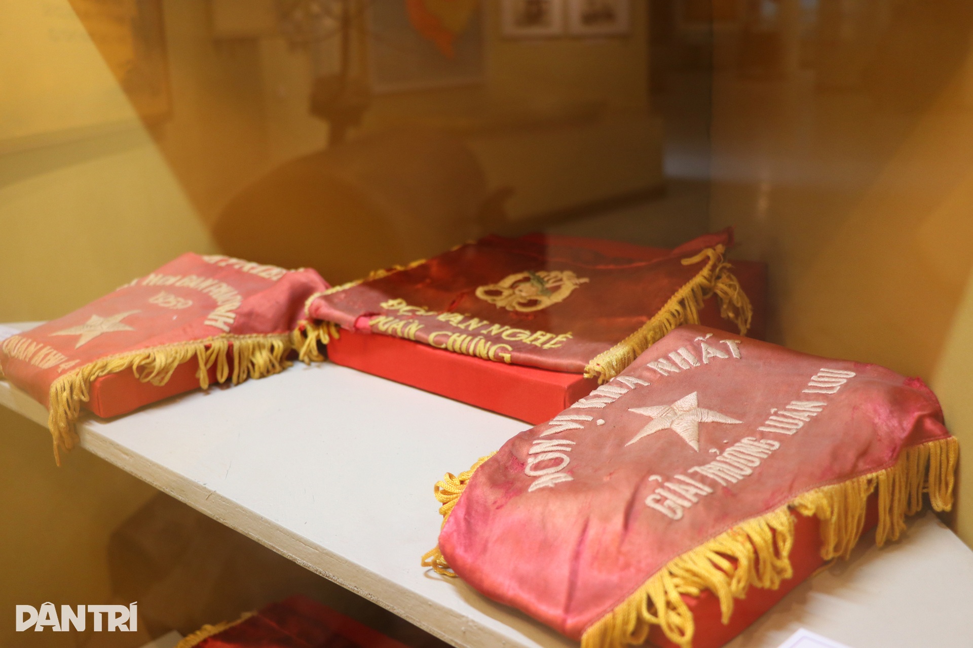 Lá cờ nhuộm bằng máu, được bảo vệ hơn cả tính mạng - 1 Lá cờ nhuộm bằng máu, được bảo vệ hơn cả tính mạng - 1