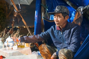 Dựng lều trắng đêm canh mai, nông dân mong có cái Tết đỏ lửa