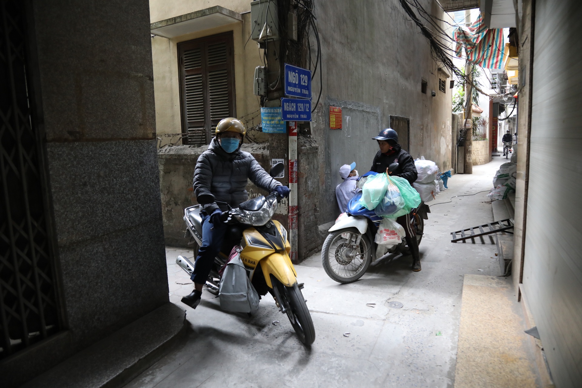 Bỏ rào chắn ở ngõ Hà Nội: Người đi đường mừng, dân trong ngõ khổ vì ồn ào - 1 Bỏ rào chắn ở ngõ Hà Nội: Người đi đường mừng, dân trong ngõ khổ vì ồn ào - 1