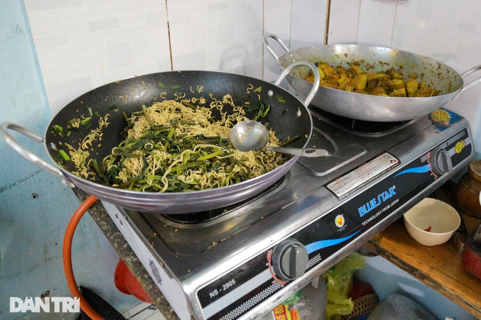 Thất nghiệp do dịch Covid-19: Cả gia đình đi nhặt ve chai xuyên đêm - 8 Thất nghiệp do dịch Covid-19: Cả gia đình đi nhặt ve chai xuyên đêm - 8
