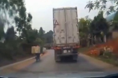 Thoát chết vì vượt xe không quan sát