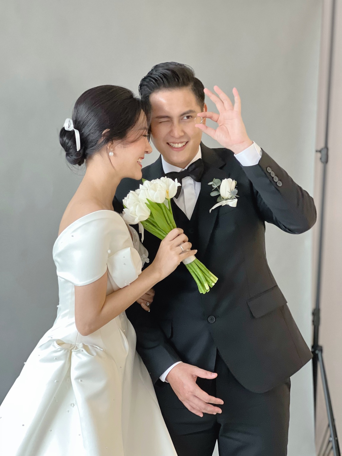 Tiểu tam trong loạt MV của Hương Giang khoe ảnh cưới với chồng doanh nhân - 4 Tiểu tam trong loạt MV của Hương Giang khoe ảnh cưới với chồng doanh nhân - 4