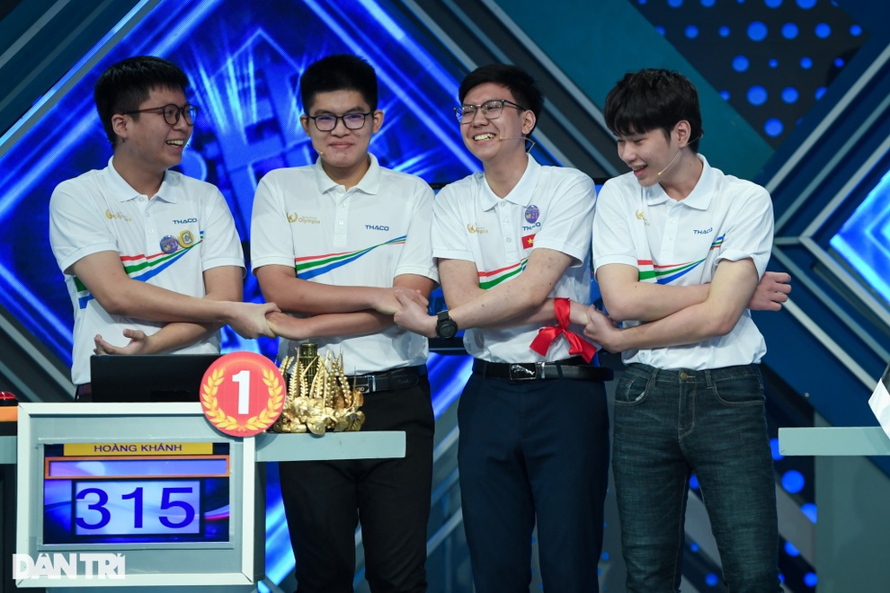 Bức ảnh cho thấy sự tự tin và trí tuệ của nhà vô địch Olympia năm thứ 21 - 12 Bức ảnh cho thấy sự tự tin và trí tuệ của nhà vô địch Olympia năm thứ 21 - 12