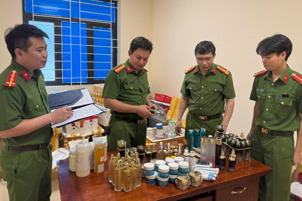 Công an Thanh Hóa đồng loạt tấn công hàng giả, gian lận thương mại - 1 Công an Thanh Hóa đồng loạt tấn công hàng giả, gian lận thương mại - 1