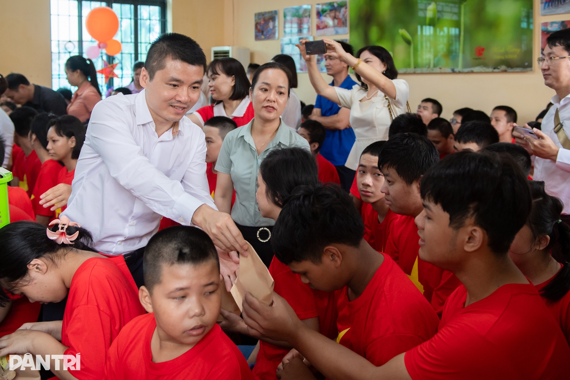 Ngoài chăm lo vật chất, phải đảm bảo mọi trẻ khuyết tật được đến trường - 7 Ngoài chăm lo vật chất, phải đảm bảo mọi trẻ khuyết tật được đến trường - 7