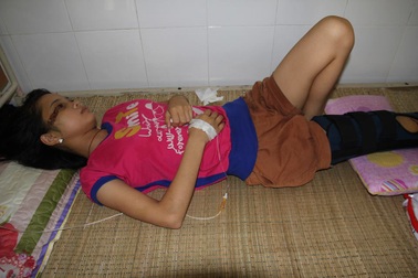 Bị xe tải kéo lê hơn 50m, cha tử vong, con chấn thương sọ não