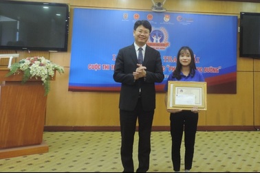Nữ sinh Cao đẳng Y tế Huế giành giải Nhất cuộc thi "Pháp luật học đường"