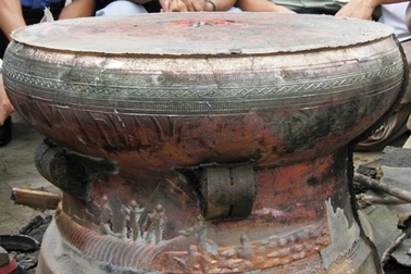 Đúc trống đồng, súng thần công, kiếm lệnh dâng Đại tướng