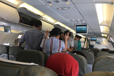 Kỹ sư xây dựng và công chức “choảng” nhau trên máy bay