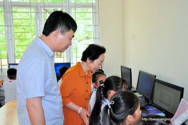 Chủ tịch Hội Khuyến học VN thăm, tặng quà cô và trò Trường Tiểu học Đông Xá