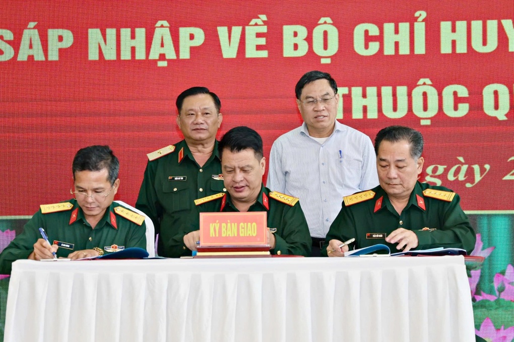 Sáp nhập Bộ Chỉ huy Quân sự tỉnh lớn nhất Việt Nam - 2 Sáp nhập Bộ Chỉ huy Quân sự tỉnh lớn nhất Việt Nam - 2