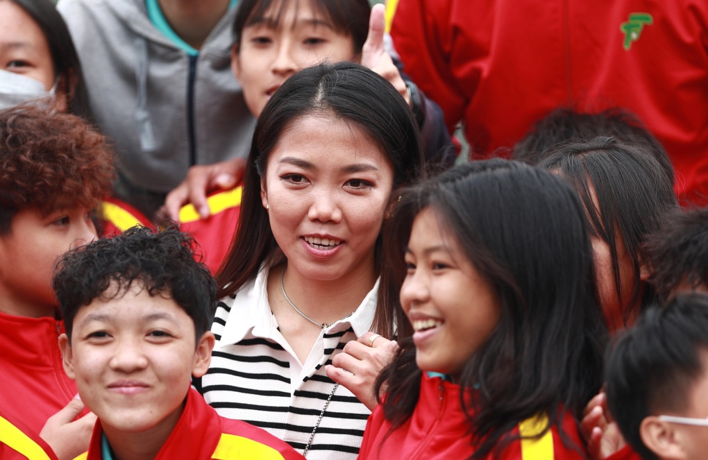 Huỳnh Như: Cầu thủ nữ Việt Nam có thể chơi bóng ở châu Âu - 1