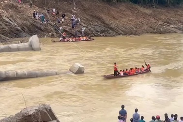 Cầu sập, hơn 200 học sinh vượt lũ đến trường