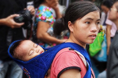 Thấm đẫm tình người Hà Nội sau vụ cháy gần bệnh viện Nhi Trung ương