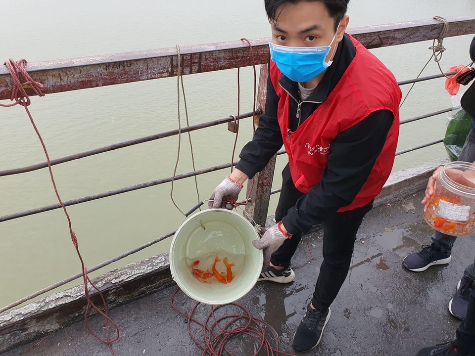 Vẫn còn người dân thiếu ý thức, cố tình vứt rác thải xuống sông - 2 Vẫn còn người dân thiếu ý thức, cố tình vứt rác thải xuống sông - 2