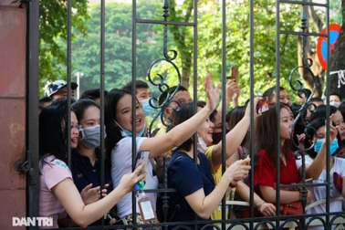 Không vào trường, phụ huynh vẫn tươi cười, dõi theo con dự lễ khai giảng