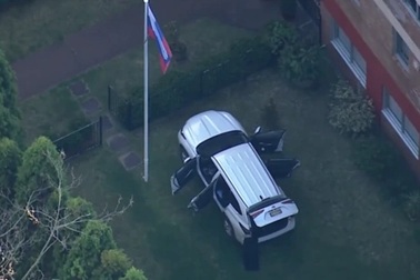 Lao xe vào lãnh sự quán Nga ở Australia