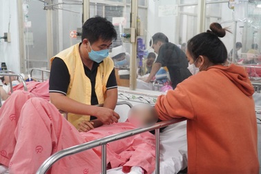 Cha nghẹn ngào bên con trai gặp nạn trên đường thi tốt nghiệp THPT về nhà