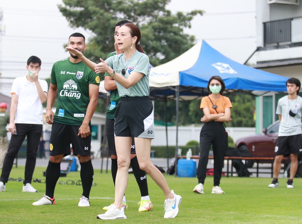 Thái Lan sang Singapore, HLV Mano Polking tái khẳng định vô địch AFF Cup - 2 Thái Lan sang Singapore, HLV Mano Polking tái khẳng định vô địch AFF Cup - 2