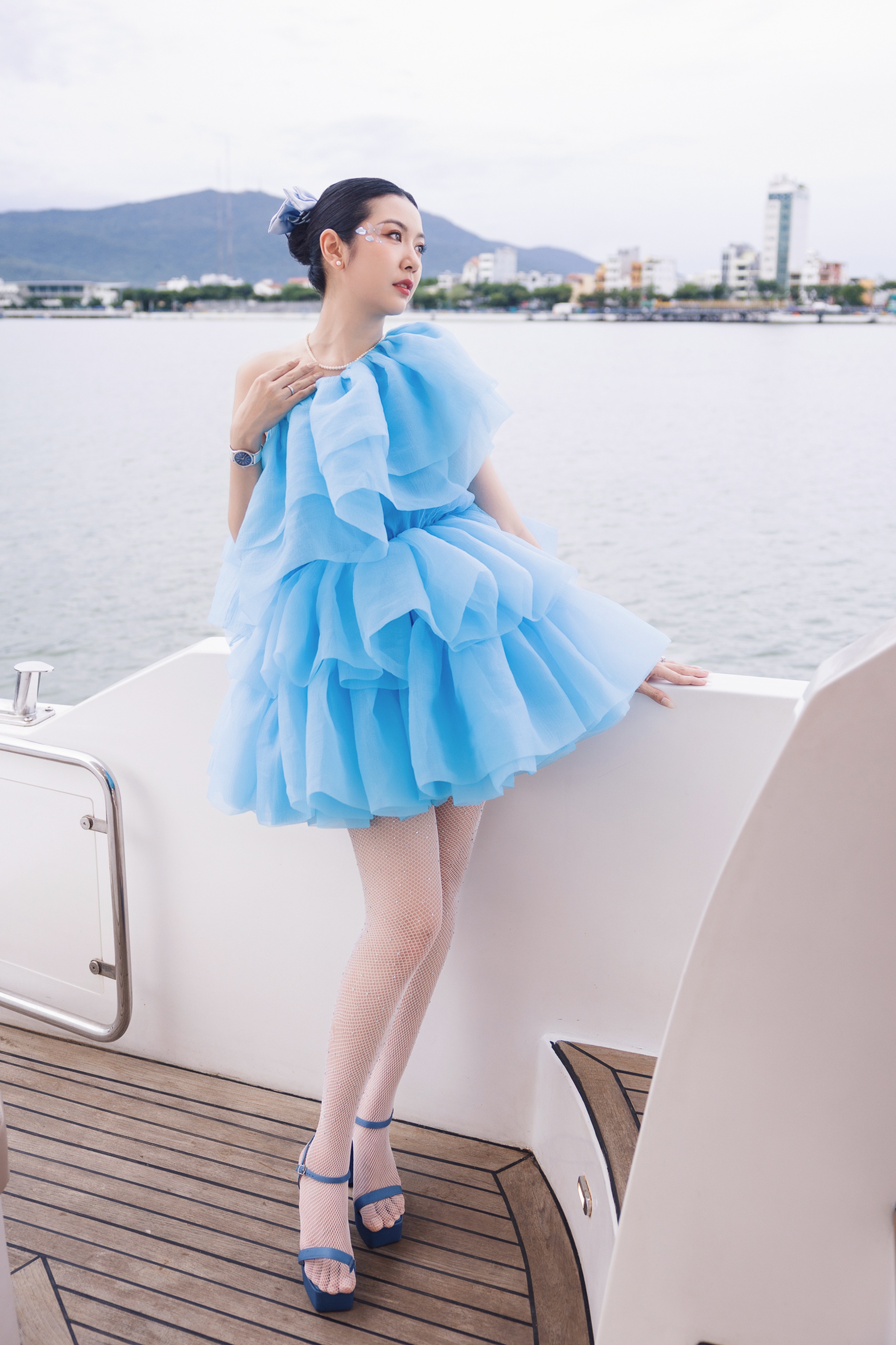 Thanh Lam và chồng bác sĩ sánh đôi dự show thời trang bên bờ sông Hàn - 17 Thanh Lam và chồng bác sĩ sánh đôi dự show thời trang bên bờ sông Hàn - 17