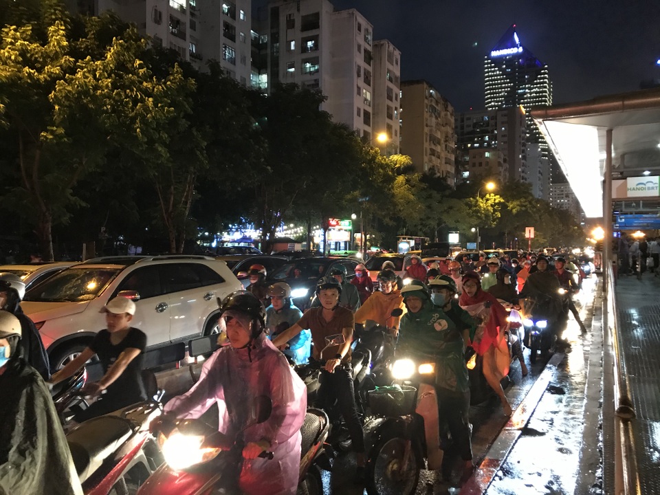 Đường phố Hà Nội ùn tắc kéo dài hàng cây số sau cơn mưa lớn chiều tan tầm - 8 Đường phố Hà Nội ùn tắc kéo dài hàng cây số sau cơn mưa lớn chiều tan tầm - 8