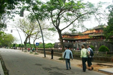 Đường đi bộ đầu tiên cho du khách trước Đại Nội Huế
