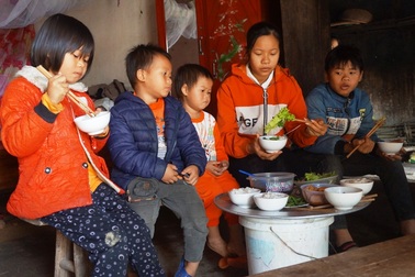 Xót xa cảnh 5 đứa trẻ sống lay lắt sau khi cha mẹ bị tai nạn nguy kịch