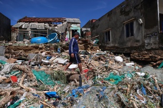 Cảnh tượng tan hoang, nhà cửa đổ nát khi bão Kalmaegi quét qua miền Trung