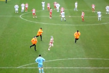 CĐV khỏa thân xông vào sân bóng