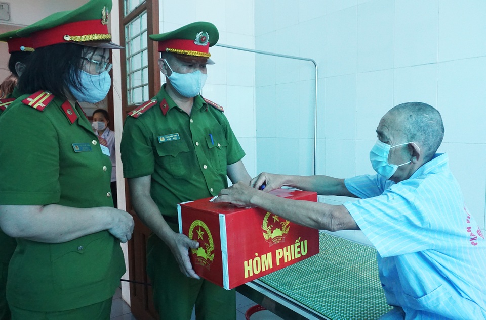 Được cầm lá phiếu bầu, với tôi là niềm an ủi lớn - 7 Được cầm lá phiếu bầu, với tôi là niềm an ủi lớn - 7