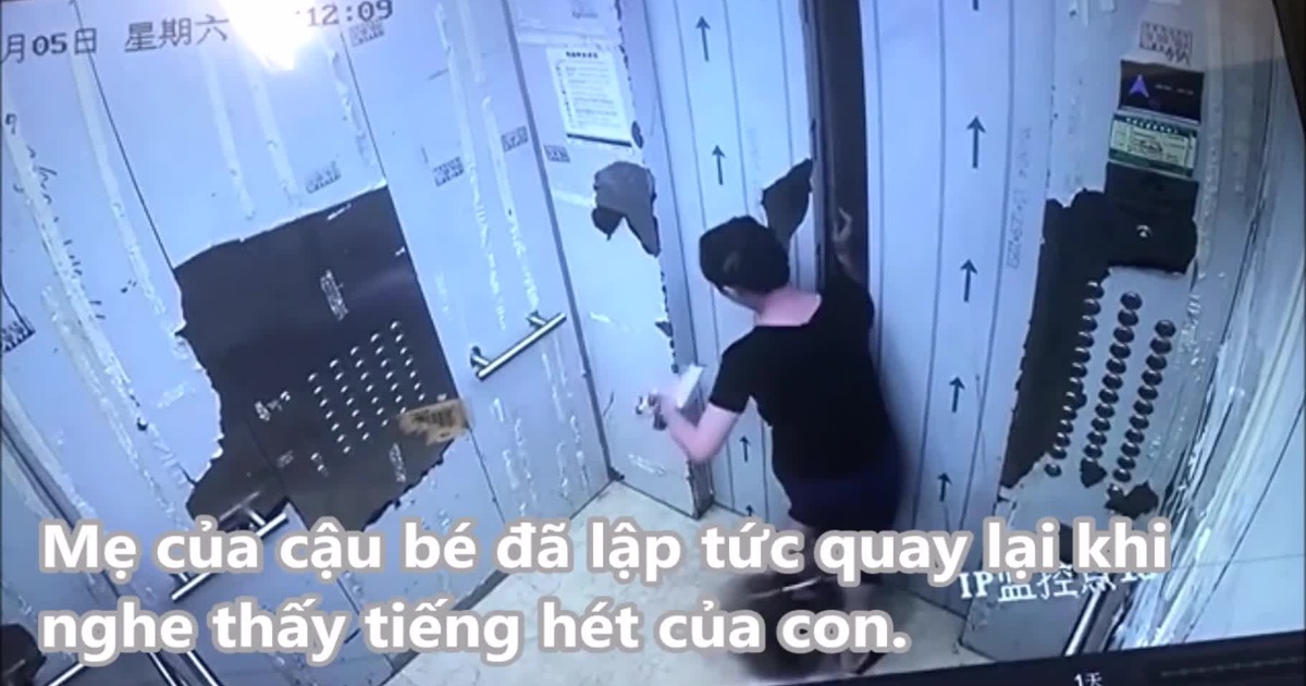 Video: Clip bé trai gặp tai nạn bất ngờ và đáng sợ ở thang máy gây sốc dân mạng | Báo Dân trí