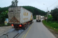 Lấn làn vượt ẩu, xe container phanh "cháy lốp" để tránh tai nạn