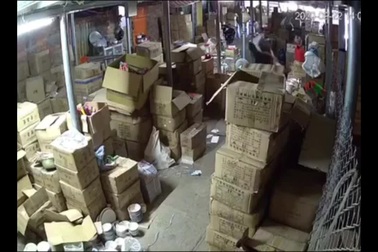 Toàn cảnh người đàn ông cầm gậy đánh vợ cũ dã man