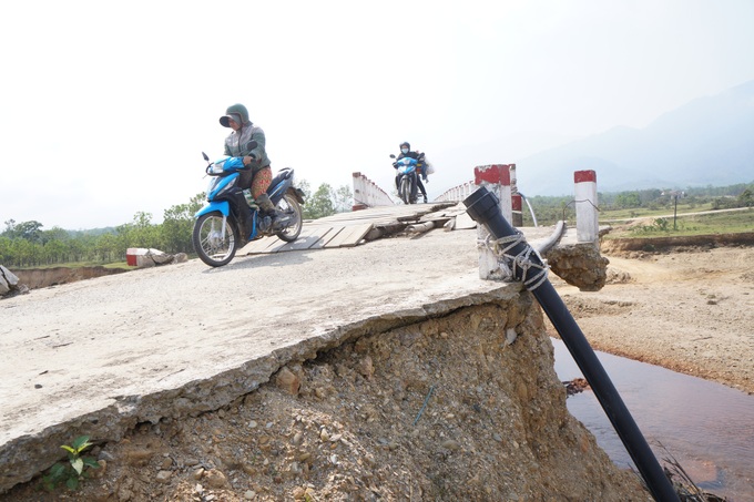 Cầu dân sinh vào các bản nghèo hư hỏng nặng do lũ chưa được khắc phục - Ảnh 11. Cầu dân sinh vào các bản nghèo hư hỏng nặng do lũ chưa được khắc phục - Ảnh 11.