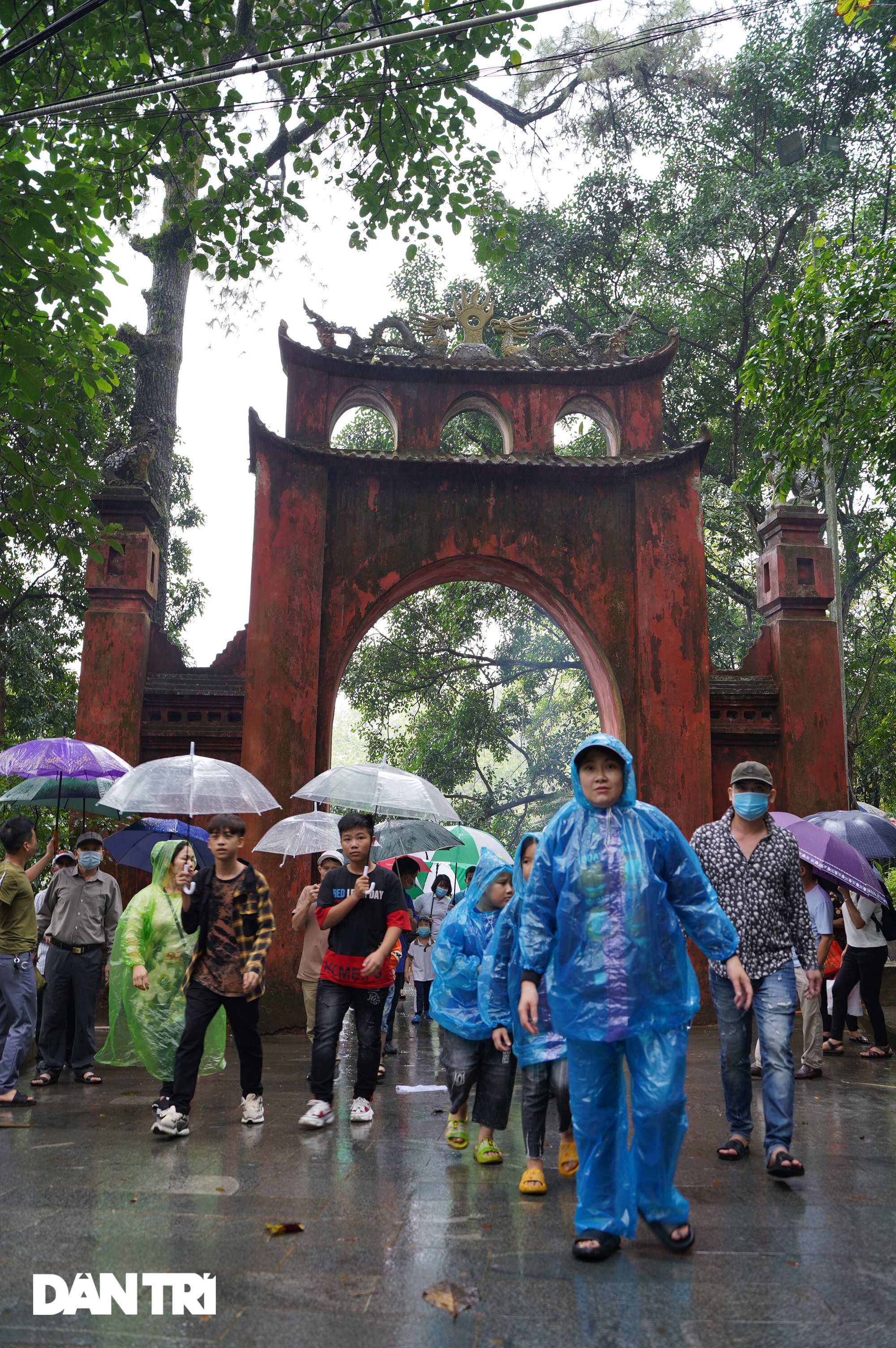 Hàng nghìn du khách đội mưa đi lễ đền Hùng dù chưa tới ngày khai hội - 3 Hàng nghìn du khách đội mưa đi lễ đền Hùng dù chưa tới ngày khai hội - 3