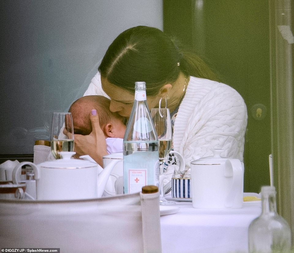 Katharine McPhee bế con mới sinh ra phố cùng chồng hơn 34 tuổi - 2 Katharine McPhee bế con mới sinh ra phố cùng chồng hơn 34 tuổi - 2