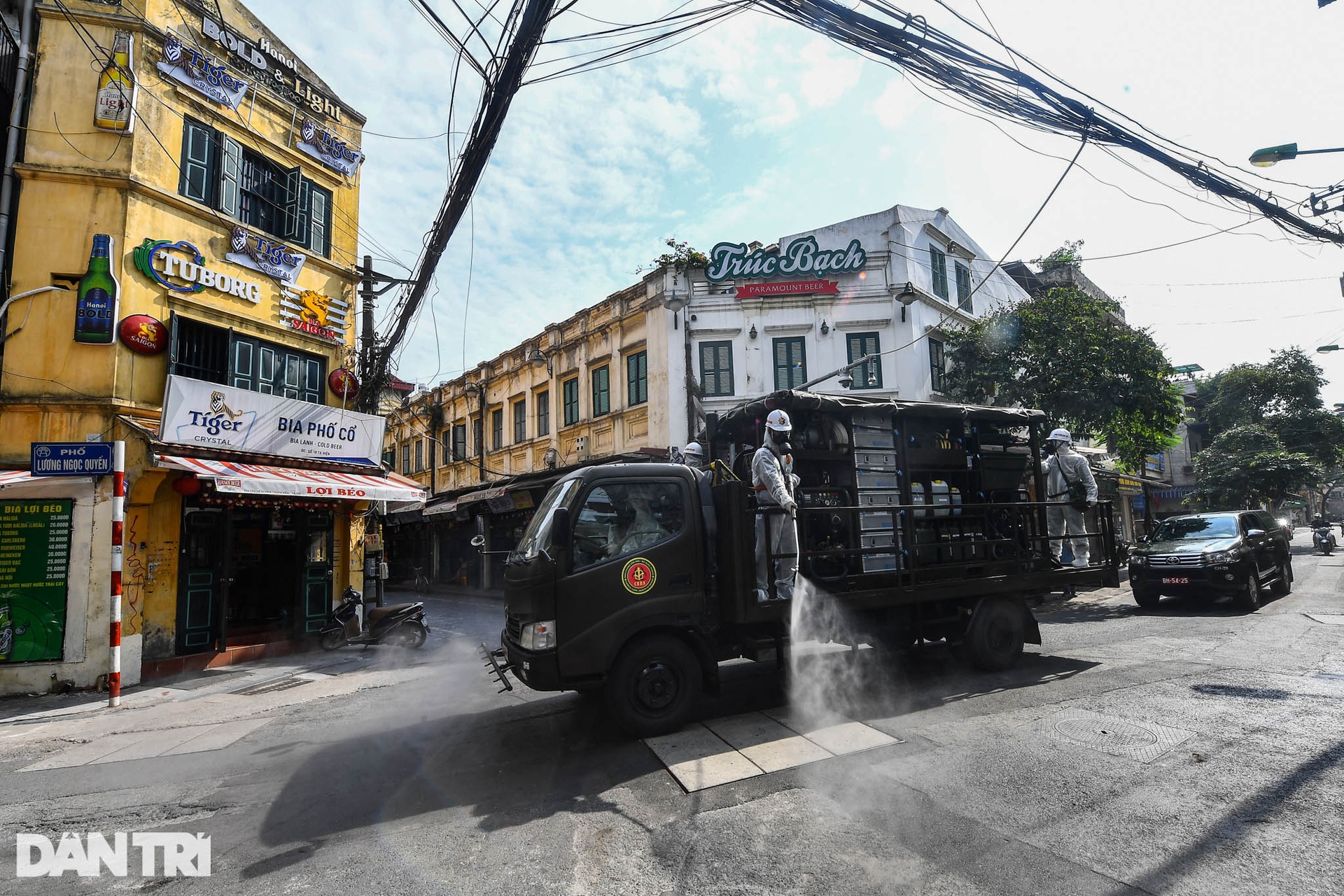 Đoàn xe đặc chủng phun khử khuẩn nhiều tuyến phố trung tâm Hà Nội - 16 Đoàn xe đặc chủng phun khử khuẩn nhiều tuyến phố trung tâm Hà Nội - 16