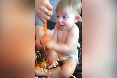 Xem phản ứng tức cười của bé khi lần đầu bị dọa ma