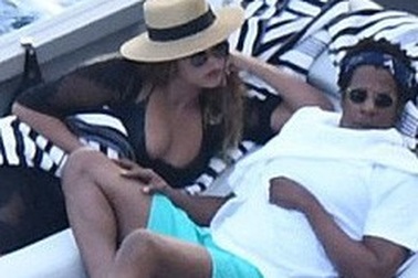 Beyonce khoe ngực đầy đặn trong kỳ nghỉ