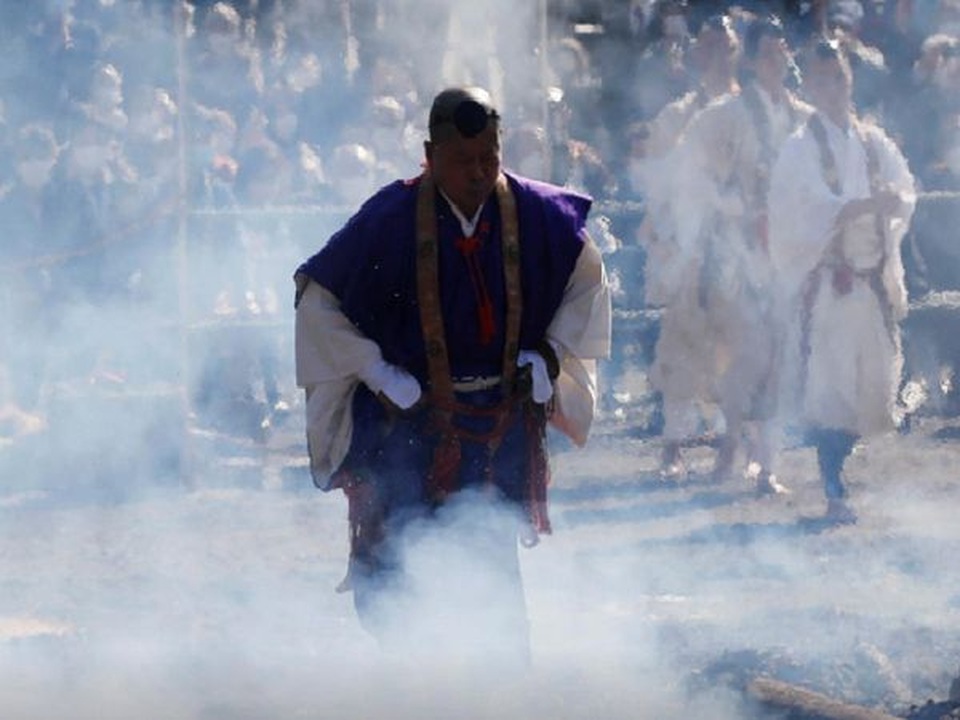 Bước trên lửa than đỏ rực để cầu nguyện vì đại dịch - 1 Bước trên lửa than đỏ rực để cầu nguyện vì đại dịch - 1