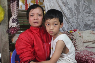 Phụ huynh tố thầy hiệu trưởng đánh học sinh bầm tím mặt