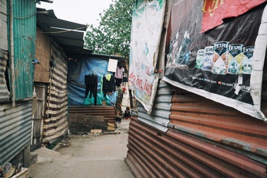 Hà Nội: Khu trọ nghèo căng bạt, nhét túi nilong tránh rét