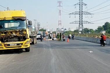 Đi tặng quà tết cho khách, người phụ nữ bị xe đầu kéo cán chết thảm