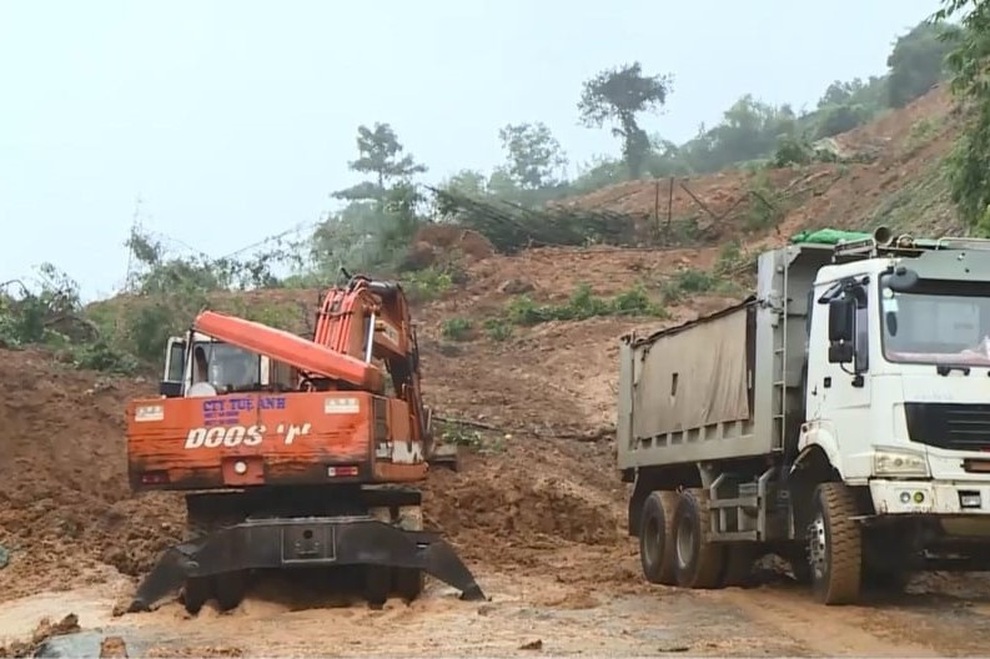 Mưa lớn gây sạt lở, tắc đường nhiều nơi - 7 Mưa lớn gây sạt lở, tắc đường nhiều nơi - 7