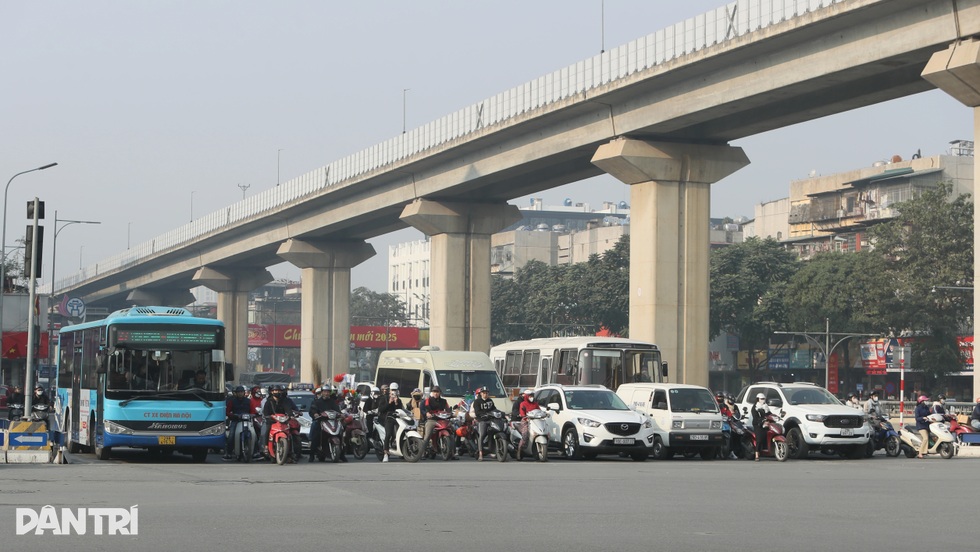Phạt vượt đèn đỏ 6 triệu đồng, chị em rón rén để không bay tháng lương - 3