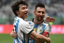 CĐV Trung Quốc lao vào sân ôm Messi ở trận giao hữu của Argentina