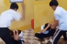 2 nam sinh đánh tới tấp, kéo lê 1 nữ sinh trong lớp học
