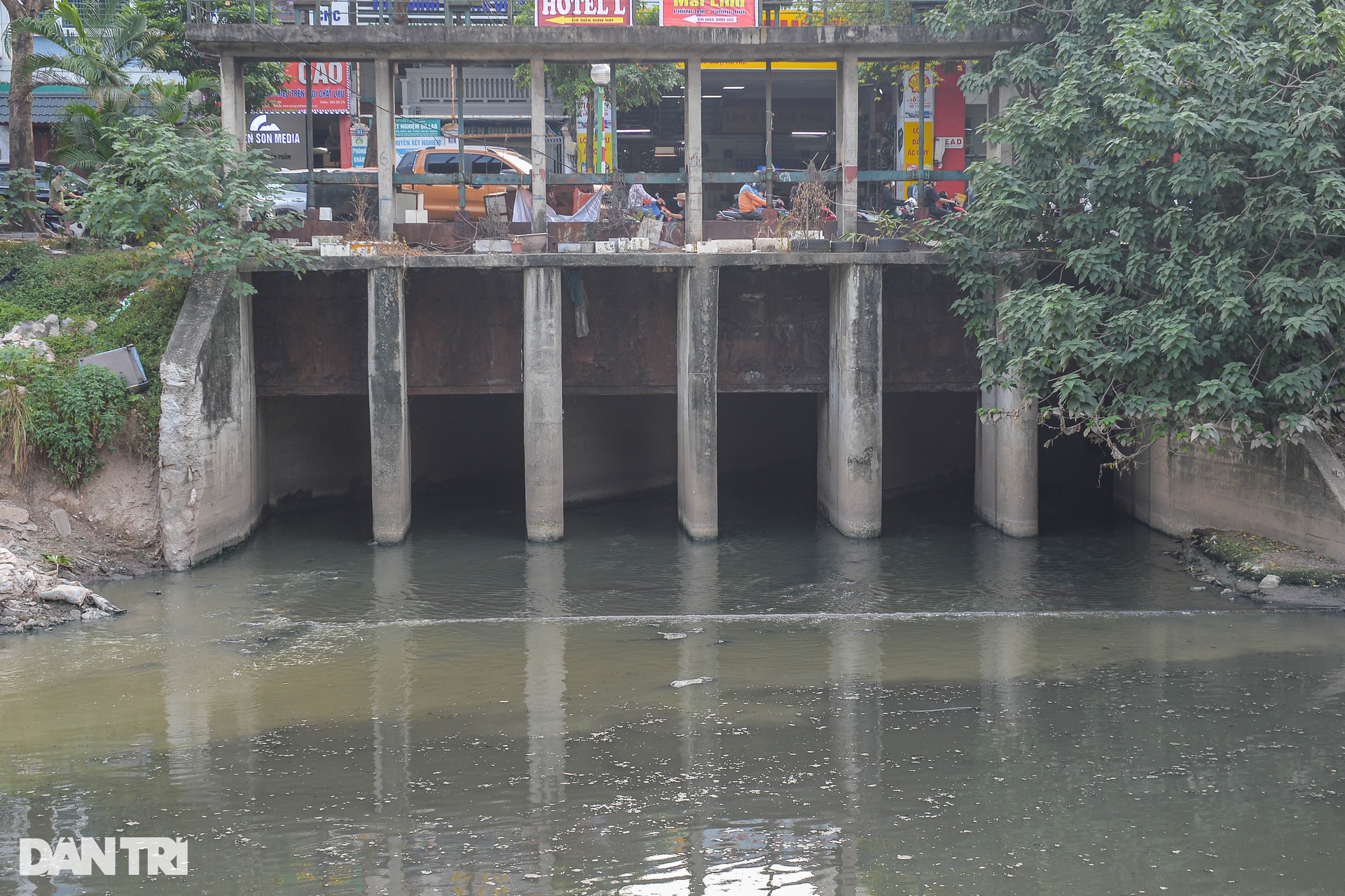 Những dòng sông nước đen, ngày đêm bốc mùi hôi thối ở Hà Nội - 5 Những dòng sông nước đen, ngày đêm bốc mùi hôi thối ở Hà Nội - 5